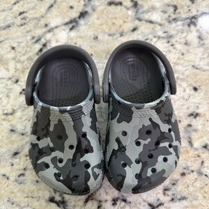 Crocs Classic Kids in Black/Grey Camo Print